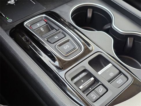 Used 2025 Honda Pilot Touring image 16