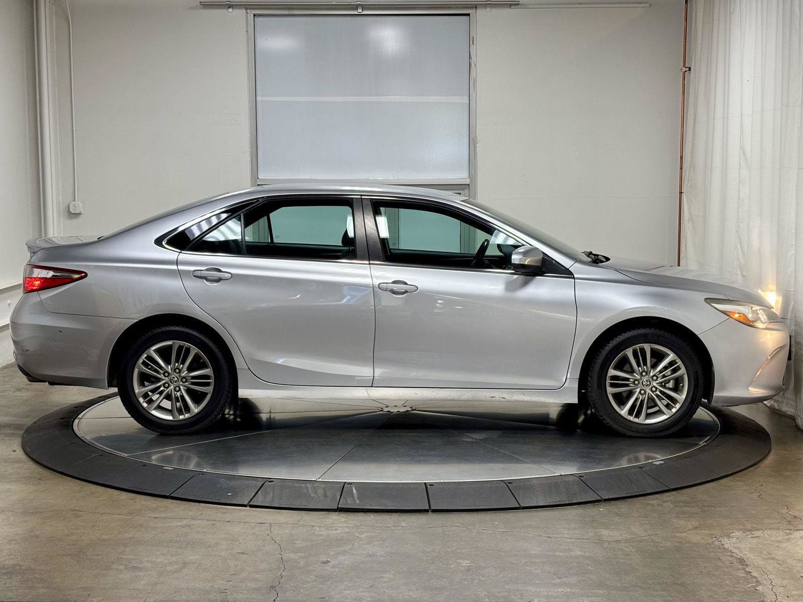 Used 2015 Toyota Camry SE FWD image 11