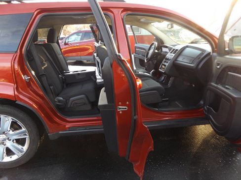 Used 2010 Dodge Journey SXT w/ Flexible Seating Group image 18