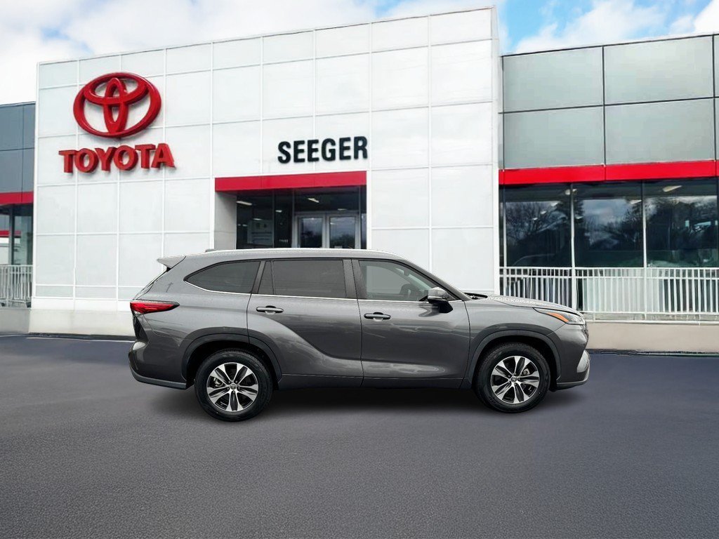 Used 2023 Toyota Highlander XLE FWD image 2