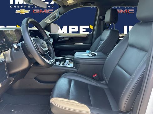 Used 2025 Chevrolet Suburban Z71 AWD/4WD image 7