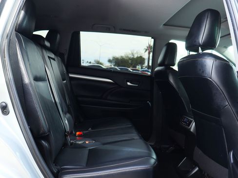 Used 2019 Toyota Highlander XLE image 28
