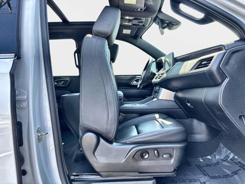 Used 2023 Chevrolet Suburban LT w/ Luxury Package RWD image 13