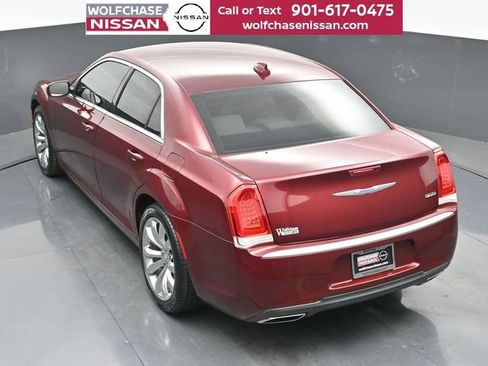 Used 2018 Chrysler 300 Touring w/ Chrome Appearance Package image 27