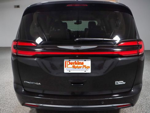 Used 2023 Chrysler Pacifica Touring-L FWD image 8