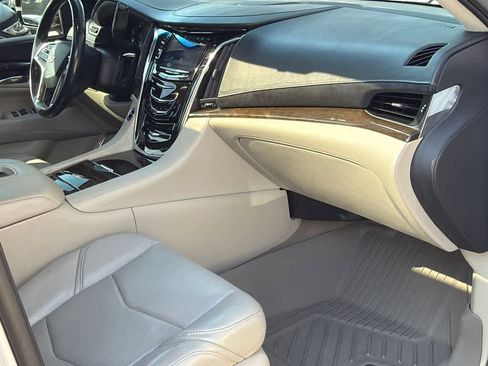 Used 2018 Cadillac Escalade Luxury image 13
