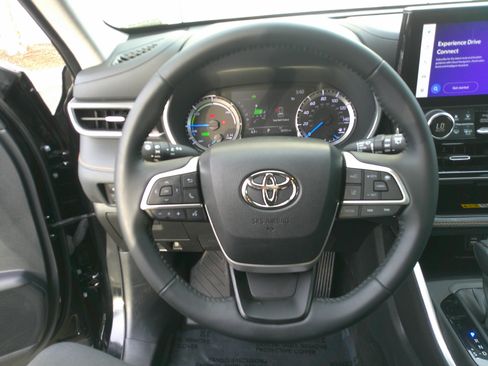 Used 2023 Toyota Highlander Bronze Edition image 19