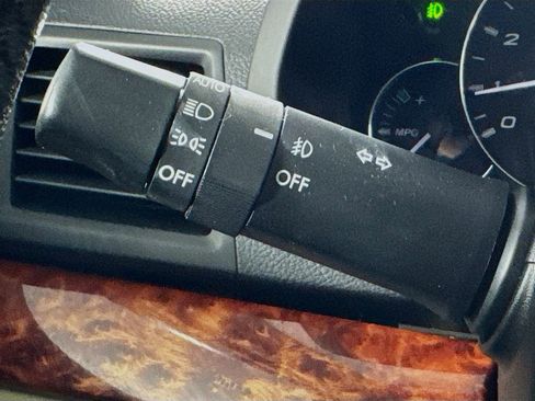 Used 2011 Subaru Outback 2.5i Limited image 12