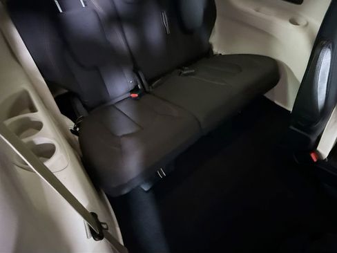Used 2017 Chrysler Pacifica Touring w/ Tire & Wheel Group FWD image 29