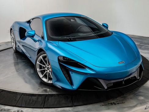 Used 2024 McLaren Artura RWD image 29