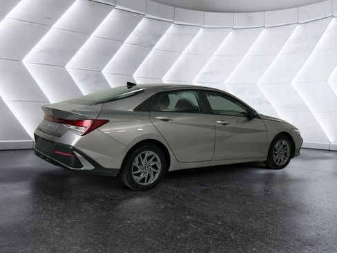 Used 2024 Hyundai Elantra SEL FWD image 4