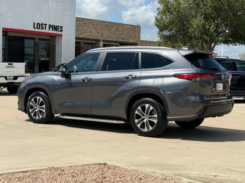 Used 2023 Toyota Highlander XLE FWD image 3