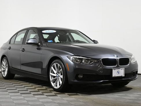Used 2018 BMW 320i xDrive Sedan w/ Convenience Package image 9