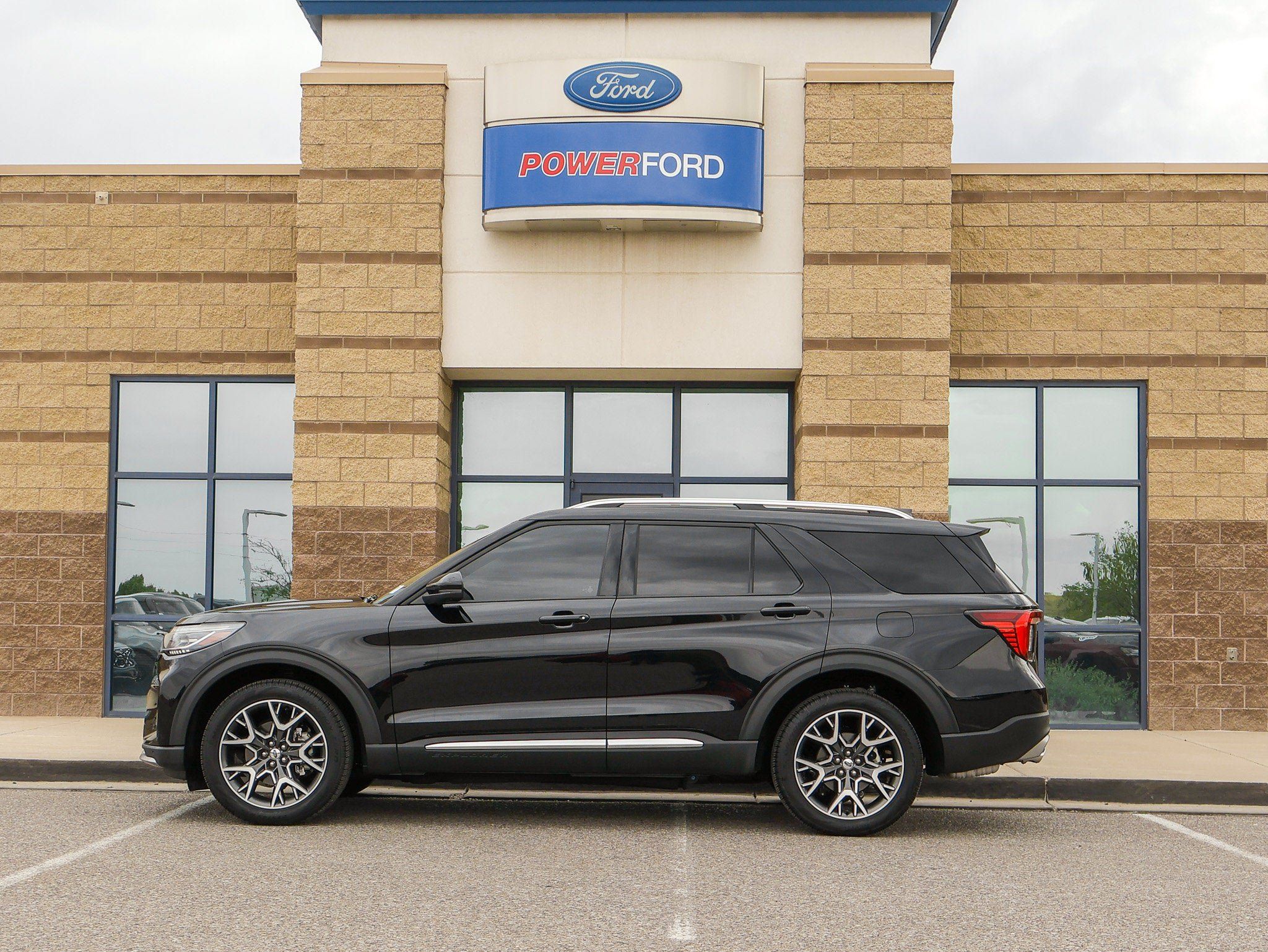 Certified 2025 Ford Explorer Platinum w/ Ultimate Package AWD/4WD image 9