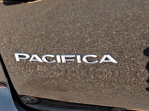 Certified 2024 Chrysler Pacifica Touring-L FWD image 34