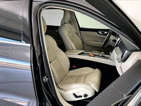Certified 2023 Volvo XC60 B5 Ultimate w/ Climate Package image 11
