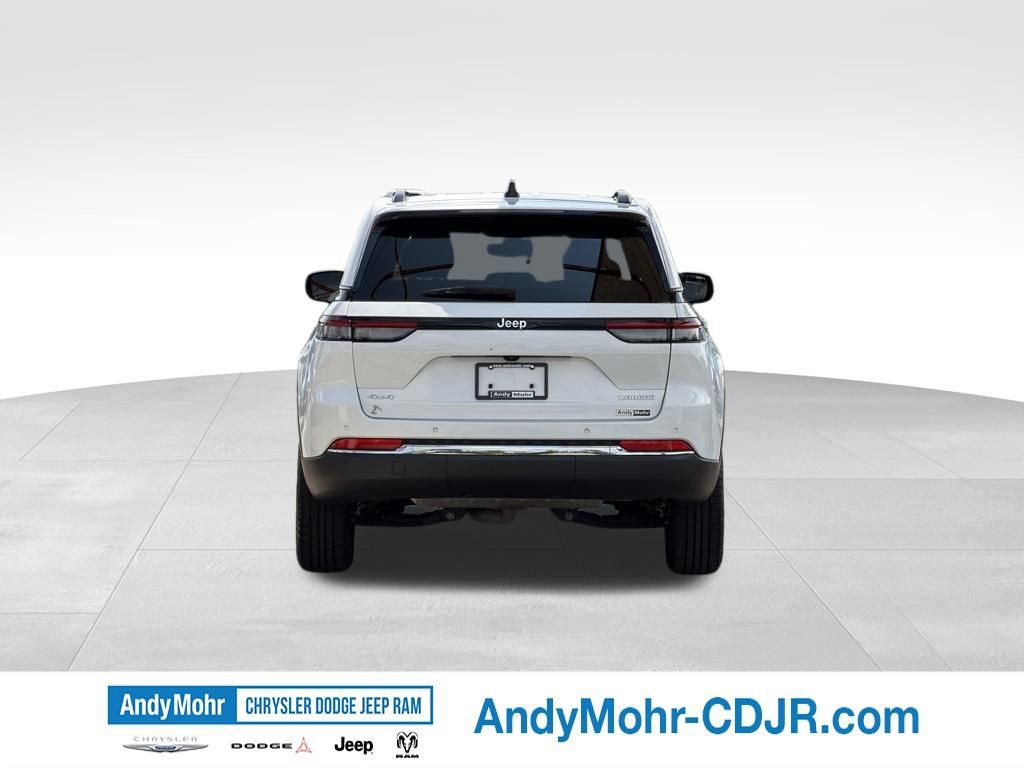 Used 2023 Jeep Grand Cherokee Laredo AWD/4WD image 6