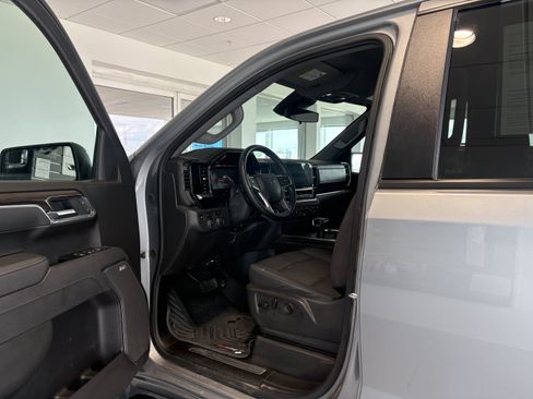 Used 2025 Chevrolet Silverado 1500 LT Trail Boss w/ Convenience Package II AWD/4WD image 2