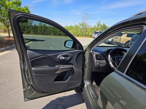 Used 2019 Jeep Cherokee Limited w/ Luxury Group AWD/4WD image 20