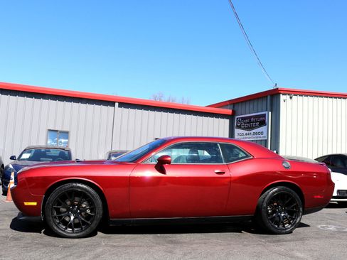 Used 2014 Dodge Challenger SXT image 4