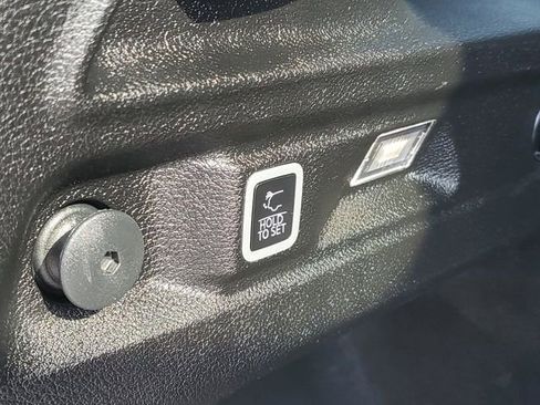 Used 2023 Jeep Grand Cherokee L Limited AWD/4WD image 9