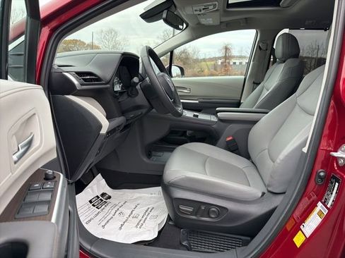 Used 2024 Toyota Sienna XLE image 13
