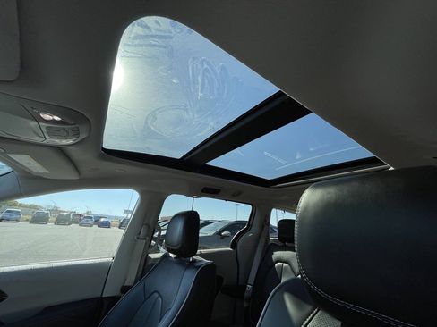 Used 2024 Chrysler Pacifica Limited image 3