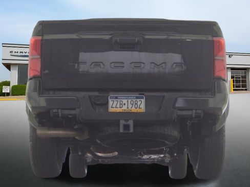 Used 2025 Toyota Tacoma TRD Off-Road image 8