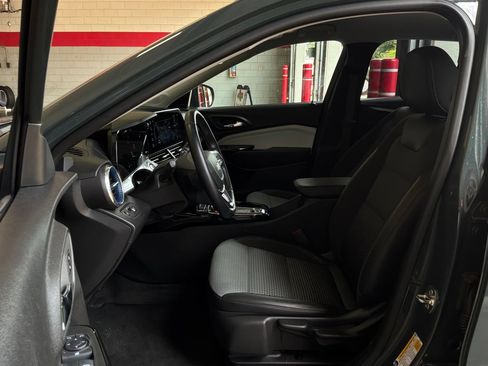Used 2025 Chevrolet Trax LT w/ LT Convenience Package FWD image 10