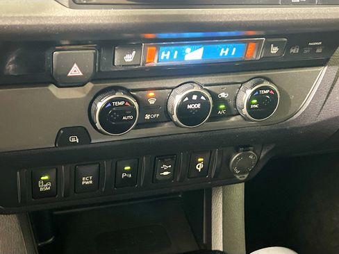 Used 2017 Toyota Tacoma TRD Sport image 25