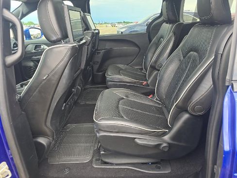Used 2019 Chrysler Pacifica Limited w/ Advanced Safetytec Group FWD image 14