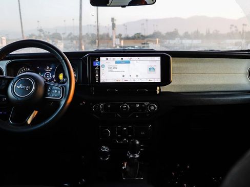 Used 2024 Jeep Wrangler Unlimited image 13