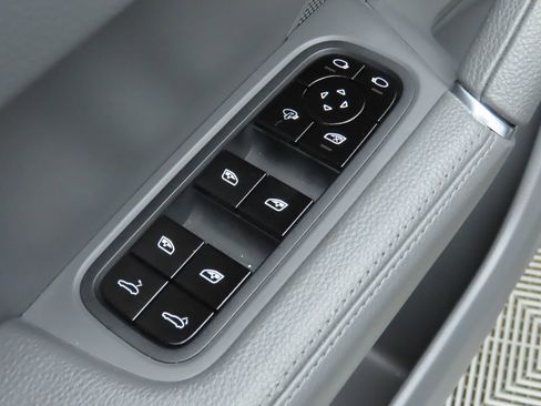 Used 2020 Porsche Cayenne image 24