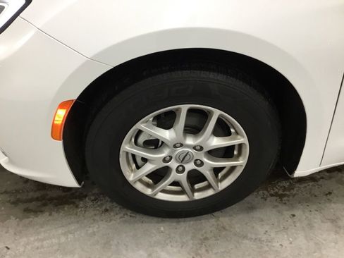 Used 2023 Chrysler Pacifica Touring-L image 4