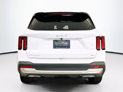 Used 2024 Kia Sorento S image 7