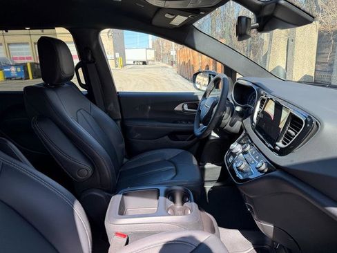 Used 2026 Chrysler Pacifica Select FWD image 21
