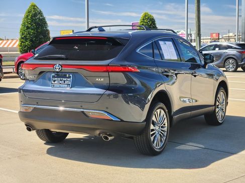 Used 2024 Toyota Venza XLE image 7