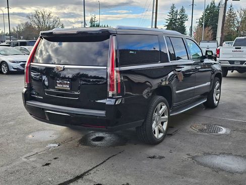 Used 2018 Cadillac Escalade ESV Luxury image 5