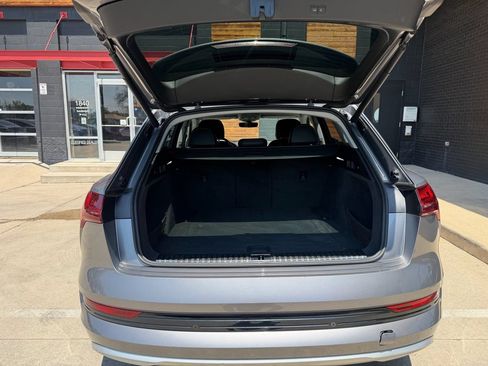 Used 2019 Audi e-tron Prestige w/ Prestige Package AWD/4WD image 26