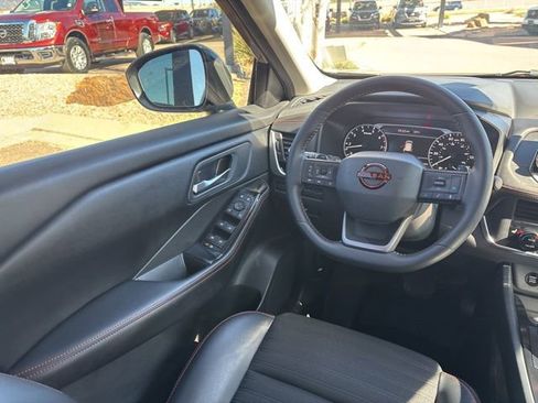 Used 2025 Nissan Rogue SV image 26