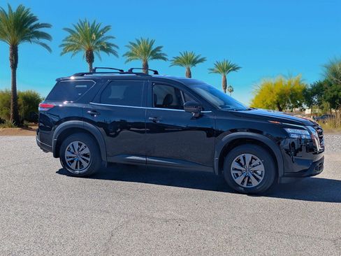 Used 2024 Nissan Pathfinder SV w/ SV Premium Package image 6