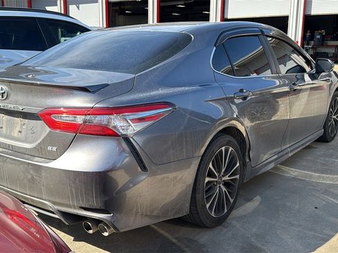 Used 2018 Toyota Camry LE image 5