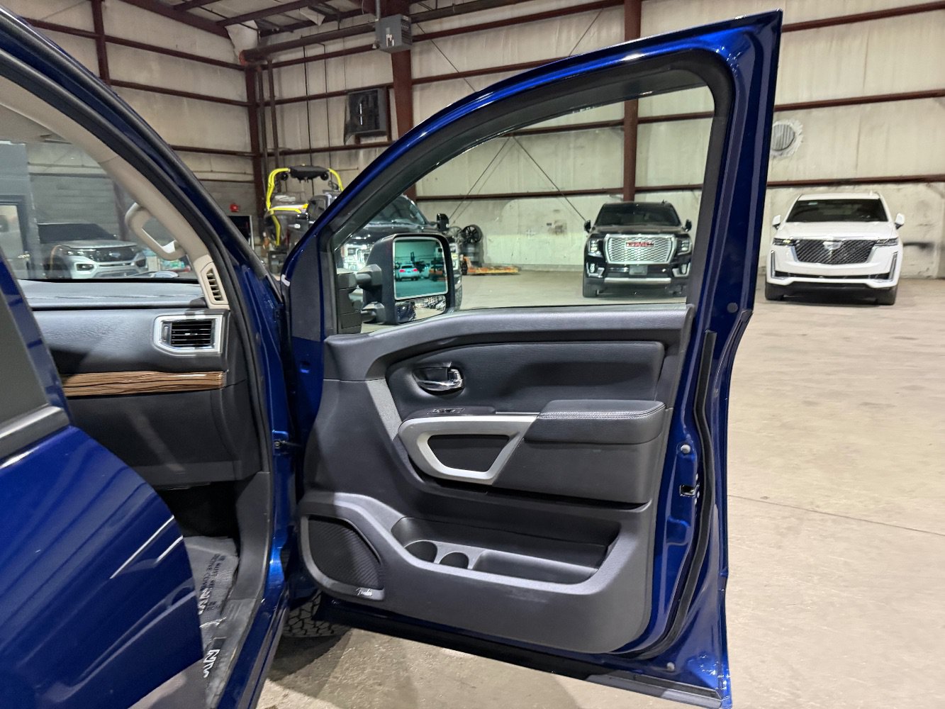 Used 2020 Nissan Titan SL w/ Moonroof Package AWD/4WD image 23