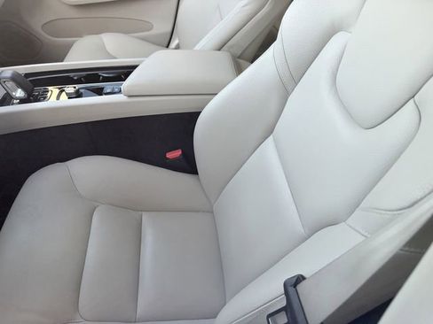Used 2023 Volvo XC60 B5 Plus w/ Climate Package FWD image 6
