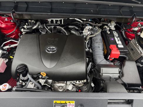 Used 2021 Toyota Highlander XLE image 21