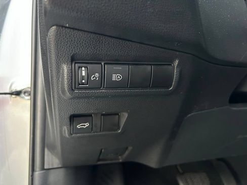 Used 2025 Toyota Corolla Cross XLE w/ Convenience Package FWD image 19