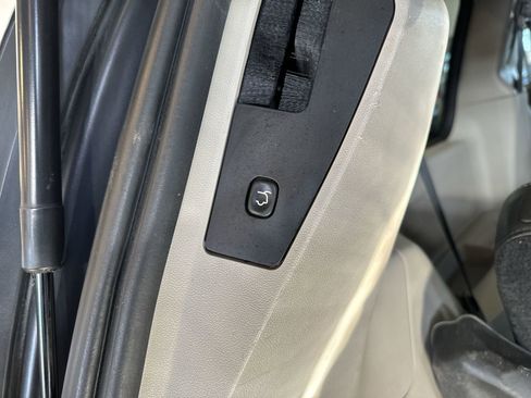 Used 2014 Chrysler Town & Country Touring image 33