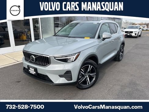 Certified 2025 Volvo XC40 B5 Core image 1