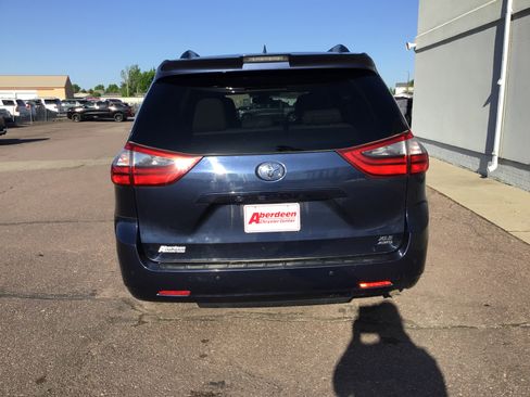 Used 2020 Toyota Sienna XLE w/ XLE Navigation Package AWD/4WD image 6