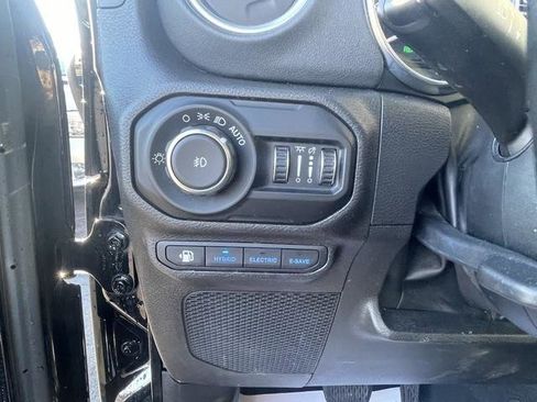 Used 2022 Jeep Wrangler Unlimited Sahara image 16